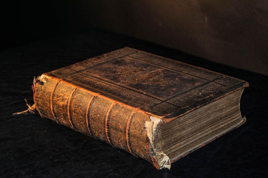 Altes, reich verziertes Buch als historisches Archivobjekt