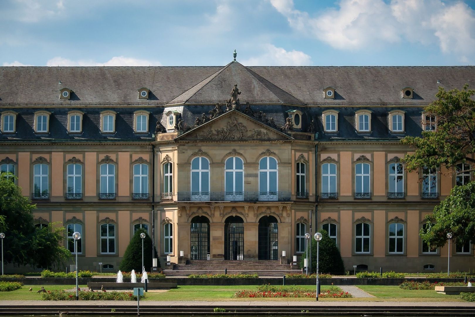 Historische Fassade des Kunstgebäudes Stuttgart am Schlossplatz